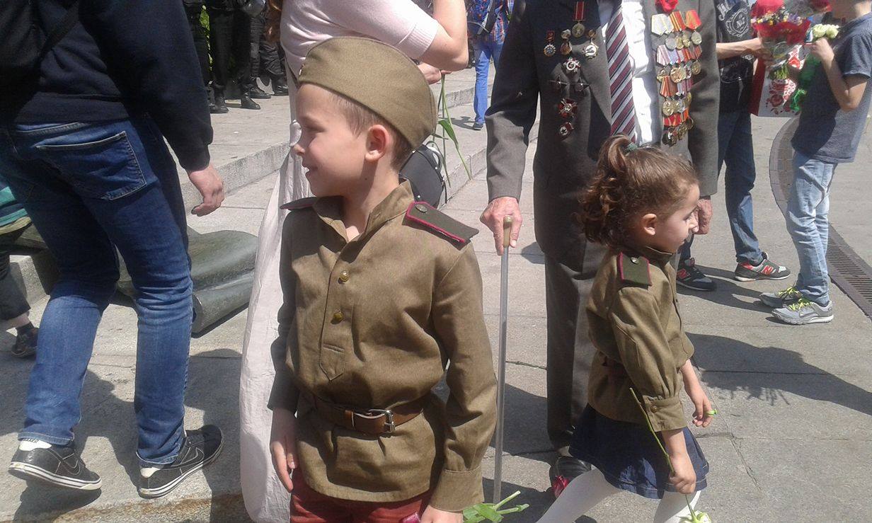 В парке Вечной Славы в Киеве все спокойно, люди продолжают возлагать цветы